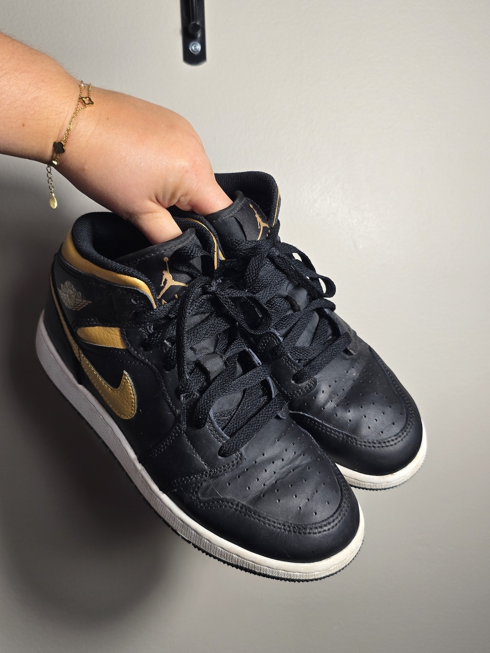 Jordan Kids Low-Top Sneakers in Black and Gold